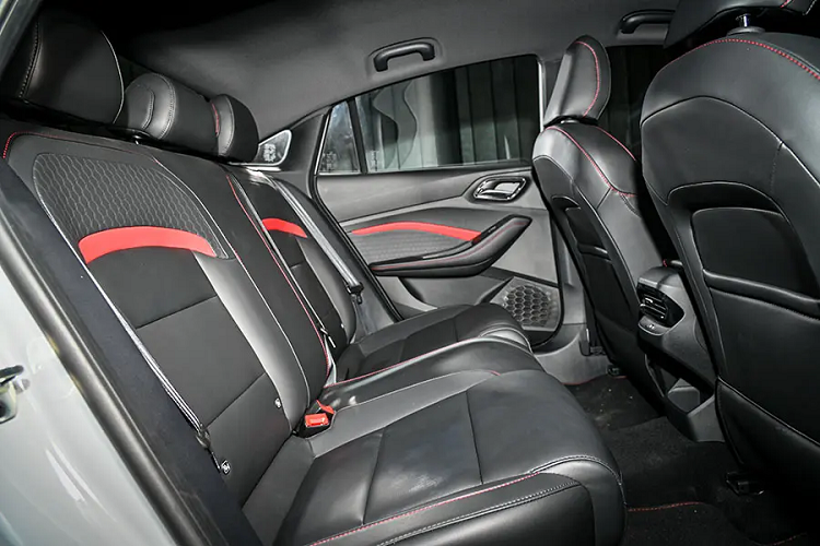 Tại thị trường Thái Lan, mẫu xe này có doanh số không quá tệ. Trong tháng 8/2023, đã có 385 chiếc MG5 được bán cho khách hàng Thái Lan, đứng thứ 5 trong phân khúc sedan hạng B, sau Toyota Yaris Ativ (4.756 xe), Honda City (1.791 xe), Nissan Almera (501 xe) và Mazda2 (450 xe).