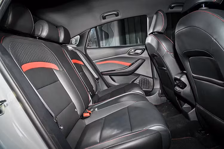 Tại thị trường Thái Lan, mẫu xe này có doanh số không quá tệ. Trong tháng 8/2023, đã có 385 chiếc MG5 được bán cho khách hàng Thái Lan, đứng thứ 5 trong phân khúc sedan hạng B, sau Toyota Yaris Ativ (4.756 xe), Honda City (1.791 xe), Nissan Almera (501 xe) và Mazda2 (450 xe).