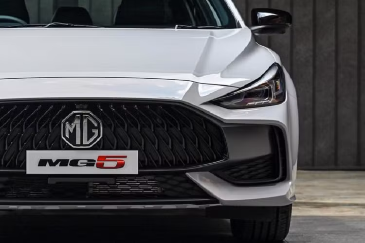 Động cơ của MG5 10th Anniversary Special Edition tại Thái Lan cũng không có gì mới. Xe vẫn dùng động cơ xăng 4 xi-lanh, dung tích 1.5L, sản sinh công suất tối đa 114 mã lực và mô-men xoắn cực đại 150 Nm. Động cơ đồng hành cùng hộp số biến thiên vô cấp và hệ dẫn động cầu trước.