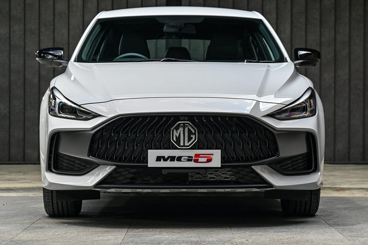 Tại Việt Nam, MG5 hiện cũng đang được phân phối với 3 phiên bản là MT, STD và Lux với giá bán dao động từ 399 - 499 triệu đồng. Trong đó, MG5 MT mới ra mắt trong tháng 9/2023 và có thiết kế riêng, khác biệt hoàn toàn so với 2 phiên bản còn lại đồng thời nhắm đến đối tượng khách hàng mua xe chạy dịch vụ.