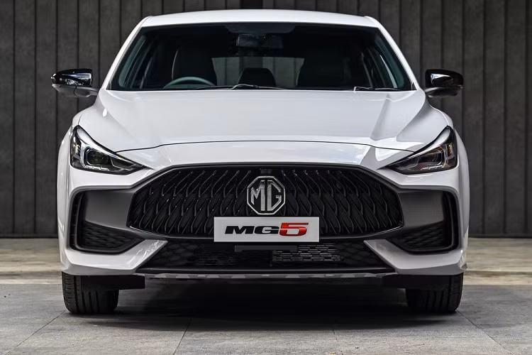 Tại Việt Nam, MG5 hiện cũng đang được phân phối với 3 phiên bản là MT, STD và Lux với giá bán dao động từ 399 - 499 triệu đồng. Trong đó, MG5 MT mới ra mắt trong tháng 9/2023 và có thiết kế riêng, khác biệt hoàn toàn so với 2 phiên bản còn lại đồng thời nhắm đến đối tượng khách hàng mua xe chạy dịch vụ.