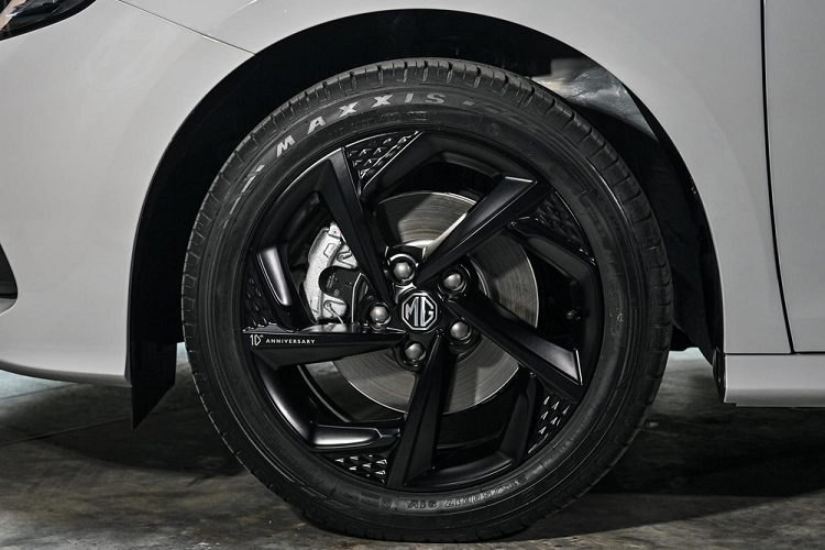 Tương tự bản thường, MG5 10th Anniversary Special Edition dành cho thị trường Thái Lan cũng có những trang bị ngoại thất như đèn pha LED tự động bật/tắt, đèn chờ dẫn đường, lưới tản nhiệt 3D, đèn hậu LED với tạo hình móng vuốt bên trong, đèn sương mù sau, vành hợp kim 17 inch, lốp 215/50R17 và gương chiếu hậu tích hợp đèn báo rẽ LED.