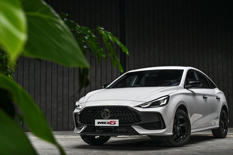 Nhân kỷ niệm 10 năm có mặt tại thị trường Thái Lan, thương hiệu xe MG đã tung ra phiên bản đặc biệt của dòng MG5 với tên gọi 10th Anniversary Special Edition. So với phiên bản tiêu chuẩn, MG5 10th Anniversary Special Edition 2023 mới có một số thay đổi về mặt ngoại hình.