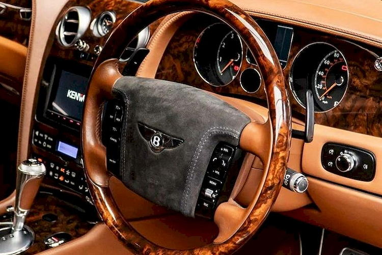 DC Customs không can thiệp vào trang bị vận hành của bản độ này. Dưới nắp ca pô của xe vẫn là khối động cơ 6.0L W12 cho công suất 560 mã lực.