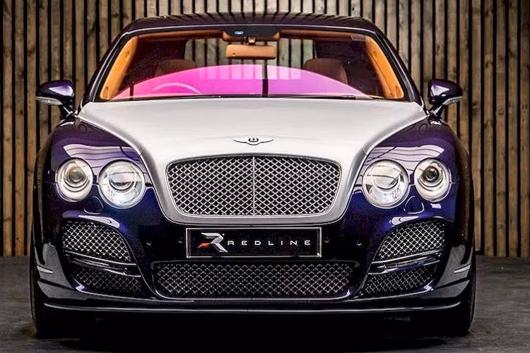 Theo yêu cầu của chủ xe, DC Customs đã cắt bỏ nửa nóc phía sau để biến chiếc sedan siêu sang thành xe bán tải. Hãng độ cho biết, phần đầu xe với khoang trước đã được giữ lại như nguyên bản.