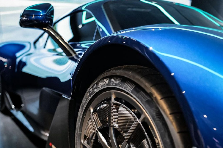 Đuôi xe thiết kế lại với đường viền nổi bật hơn phía trên đèn hậu LED đi cùng một số khác biệt trên bộ khuếch tán lớn, chứa ba ống xả lấy cảm hứng từ F1. Những thay đổi khác như nắp động cơ bằng sợi carbon có thể tháo rời, gương hậu lớn hơn.