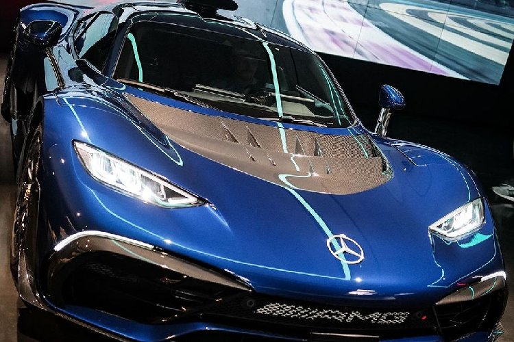 Tương tự như các mẫu xe F1, khung gầm của Mercedes-AMG ONE được thiết kế liền khối nhằm tăng khả năng chịu lực. Tấm che khoang động cơ bằng sợi carbon có thể tháo rời được, tích hợp công nghệ thiết kế khe gió NACA đặc trưng của ngành hàng không. Hệ thống treo có 3 chế độ tùy chỉnh là Comfort, Sport hoặc Sport +.