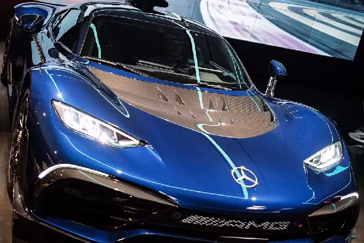 Tương tự như các mẫu xe F1, khung gầm của Mercedes-AMG ONE được thiết kế liền khối nhằm tăng khả năng chịu lực. Tấm che khoang động cơ bằng sợi carbon có thể tháo rời được, tích hợp công nghệ thiết kế khe gió NACA đặc trưng của ngành hàng không. Hệ thống treo có 3 chế độ tùy chỉnh là Comfort, Sport hoặc Sport +.