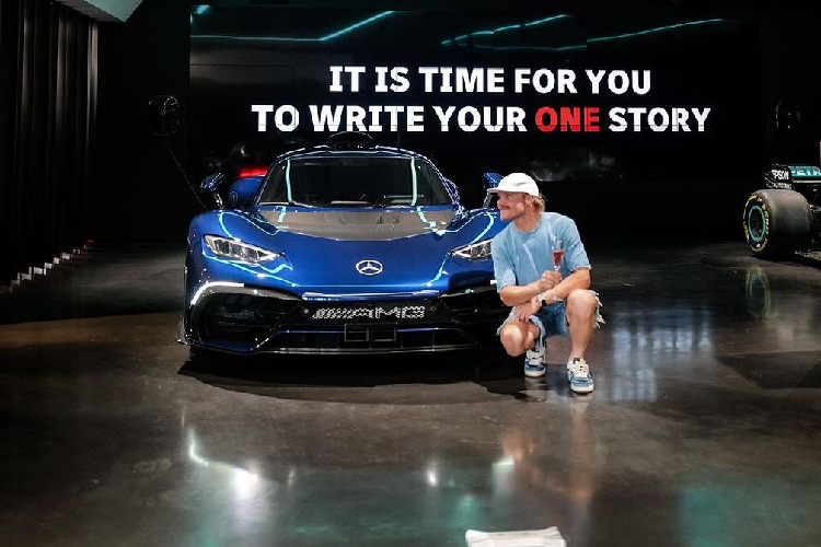 Gần đây, tay đua người Phần Lan đã được bàn giao chiếc Mercedes-AMG ONE sau bao ngày chờ đợi. Không giấu nổi niềm vui, anh đã chia sẻ lên mạng xã hội loạt ảnh selfie cùng “quái thú”, mặc dù hiện tại Bottas đang thi đấu cho đội đua F1 của Alfa Romeo.