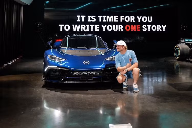 Gần đây, tay đua người Phần Lan đã được bàn giao chiếc Mercedes-AMG ONE sau bao ngày chờ đợi. Không giấu nổi niềm vui, anh đã chia sẻ lên mạng xã hội loạt ảnh selfie cùng “quái thú”, mặc dù hiện tại Bottas đang thi đấu cho đội đua F1 của Alfa Romeo.