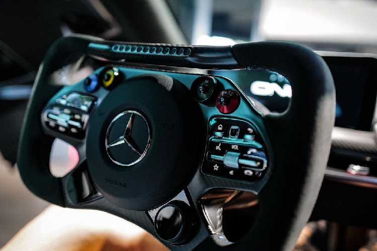 Tương tự ngoại thất, nội thất của Mercedes-AMG ONE cũng đậm chất xe đua với vô-lăng kiểu F1 tích hợp đèn báo sang số và nút bấm có thể điều chỉnh điện và ghế phong cách xe đua. Vật liệu nội thất chủ yếu bằng sợi carbon và da Nappa, trang trí thêm với các điểm nhấn bằng kim loại. “Quái thú” được trang bị hai cổng USB, hai màn hình 10 inch độc lập (một cho bảng đồng hồ và một cho giải trí), cửa gió và gương chiếu hậu kỹ thuật số hiển thị thời gian thực từ MirrorCam.
