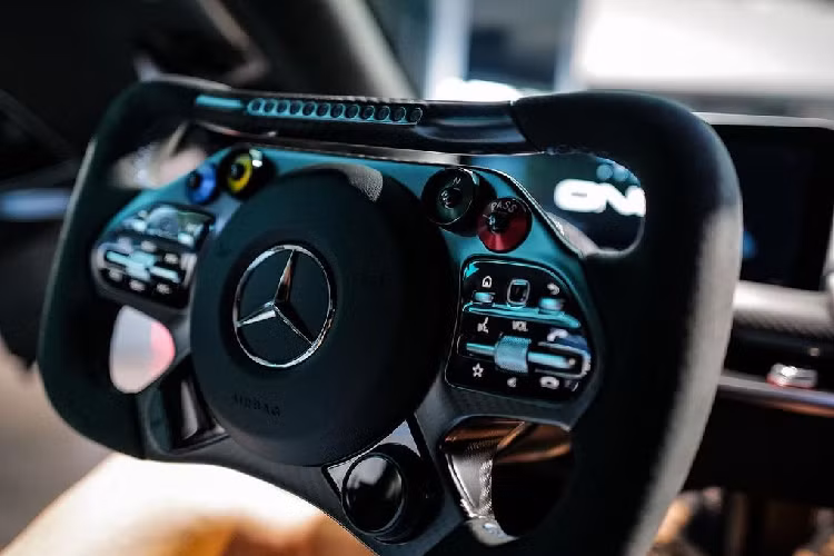 Tương tự ngoại thất, nội thất của Mercedes-AMG ONE cũng đậm chất xe đua với vô-lăng kiểu F1 tích hợp đèn báo sang số và nút bấm có thể điều chỉnh điện và ghế phong cách xe đua. Vật liệu nội thất chủ yếu bằng sợi carbon và da Nappa, trang trí thêm với các điểm nhấn bằng kim loại. “Quái thú” được trang bị hai cổng USB, hai màn hình 10 inch độc lập (một cho bảng đồng hồ và một cho giải trí), cửa gió và gương chiếu hậu kỹ thuật số hiển thị thời gian thực từ MirrorCam.