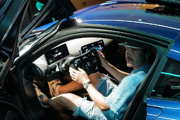 Mercedes-AMG ONE được trang bị nhiều chi tiết khí động học chủ động điển hình như khe thoát gió hốc bánh trước có khả năng đóng mở tùy thuộc vào điều kiện vận hành thực tế. 