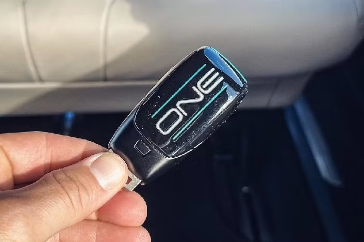 Được mệnh danh là siêu xe hiệu suất cao, Mercedes-AMG ONE sở hữu khối động cơ đốt trong V6 dung tích 1.6L, công suất 574 mã lực. Kết hợp với 4 động cơ điện, siêu xe có công suất 1.063 mã lực. Xe có thể tăng tốc từ 0 - 200 km/h trong chưa đầy 6 giây, tốc độ tối đa vượt mức 350 km/h. Theo hãng công bố, mức tiêu thụ nhiên liệu trung bình của ONE là 13 lít / 100km. Mức giá xe Mercedes-AMG ONE có mức khởi điểm 2,72 triệu USD (khoảng 66,6 tỷ đồng).