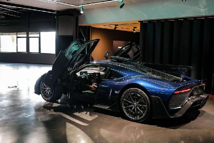 Chiếc Mercedes-AMG ONE của tay đua Valtteri Bottas sở hữu màu sơn ngoại thất xanh ánh kim Brilliant Blue Metallic với điểm nhấn sợi carbon ở một số chi tiết. Đầu xe có thiết kế hầm hố với cửa gió chủ động trên chắn bùn trước, cửa mở hướng lên với cánh gió sau chủ động.