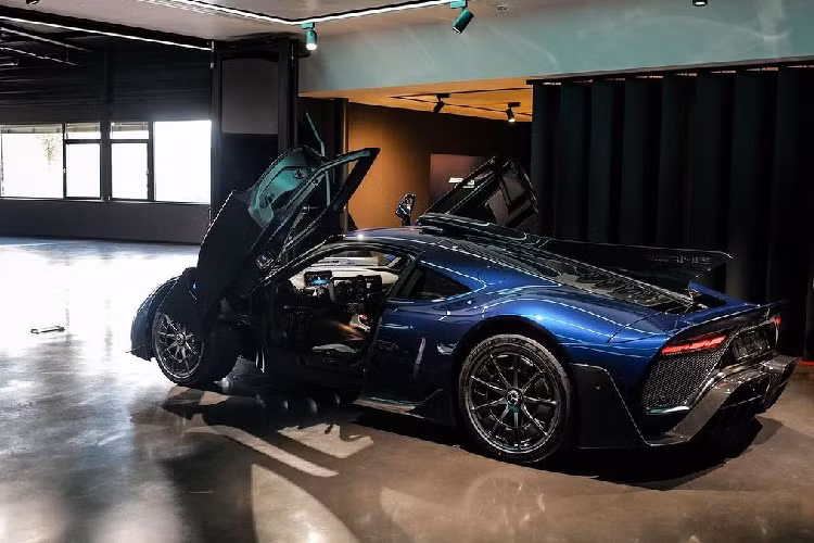 Chiếc Mercedes-AMG ONE của tay đua Valtteri Bottas sở hữu màu sơn ngoại thất xanh ánh kim Brilliant Blue Metallic với điểm nhấn sợi carbon ở một số chi tiết. Đầu xe có thiết kế hầm hố với cửa gió chủ động trên chắn bùn trước, cửa mở hướng lên với cánh gió sau chủ động.