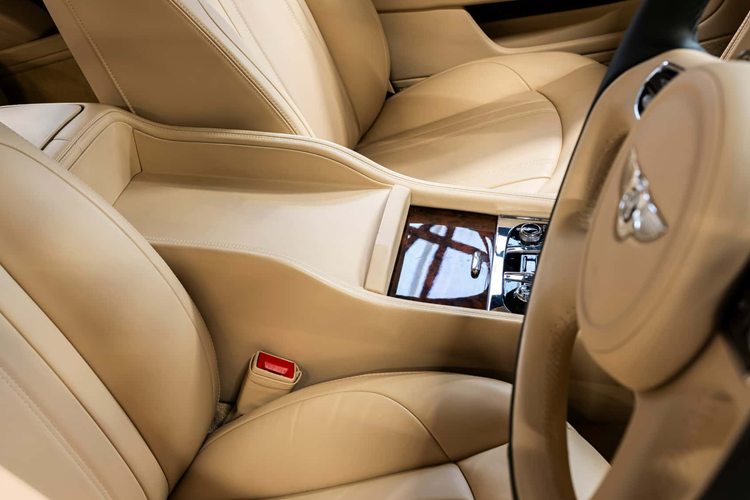 Chiếc Mulsanne đặc biệt còn có các nút bật đèn xanh dương cảnh sát trước/sau, còi báo động, loa cảnh báo… đặt trong tấm điều khiển ẩn dưới tấm gỗ óc chó đa năng. Mulsanne của Nữ hoàng trang bị cỗ máy V8 dung tích 6.75L sản sinh công suất 537 mã lực và mô-men xoắn 1.100 Nm. Kết hợp hộp số tự động 8 cấp ZF và bộ mâm 21 inch.