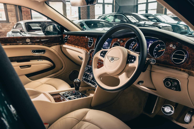 Chiếc sedan Bentley Mulsanne của Nữ hoàng Anh chính thức “nghỉ hưu” vào năm 2020 với phiên bản Mulsanne V8 6,75L của Mulliner. Mặc dù bức màn đã khép lại, nhưng mới đây Bentley đã chào đón kiệt tác cuối cùng – chiếc Mulsanne Extended Wheelbase 2020 trở lại ngôi nhà tinh thần trong Bộ sưu tập Di sản (Heritage Collection) của Bentley.