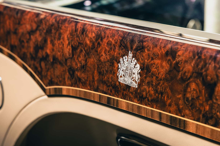 Chiếc Mulsanne phiên bản trục cơ sở kéo dài 2020 đặc biệt này được thực hiện theo yêu cầu của Nữ hoàng Elizabeth II. Đây cũng là một trong số 30 xe Mulsanne cuối cùng được sản xuất. Mulliner và Nữ hoàng quá cố đã tuỳ chỉnh mọi thứ để đáp ứng tiêu chuẩn của Hoàng Gia.