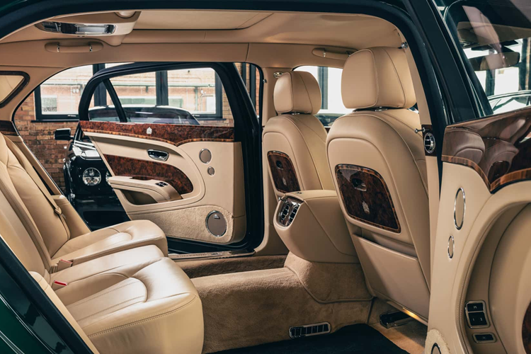 Mulsanne trục cơ sở kéo dài độc đáo này đã thuộc bộ sưu tập di sản của Bentley, trở thành siêu phẩm danh giá nhất của thương hiệu. Mulsanne của Nữ hoàng kết hợp với với chiếc Mulsanne thứ hai từng được sản xuất 20210 có số VIN 0002, và chiếc Mulsanne Speed sản xuất năm 2019 từng phục vụ trong đội xe của Bentley, đã trở thành một phần trong bộ sưu tập 45 xe.