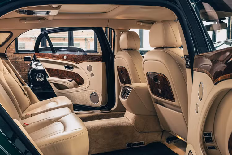 Mulsanne trục cơ sở kéo dài độc đáo này đã thuộc bộ sưu tập di sản của Bentley, trở thành siêu phẩm danh giá nhất của thương hiệu. Mulsanne của Nữ hoàng kết hợp với với chiếc Mulsanne thứ hai từng được sản xuất 20210 có số VIN 0002, và chiếc Mulsanne Speed sản xuất năm 2019 từng phục vụ trong đội xe của Bentley, đã trở thành một phần trong bộ sưu tập 45 xe.