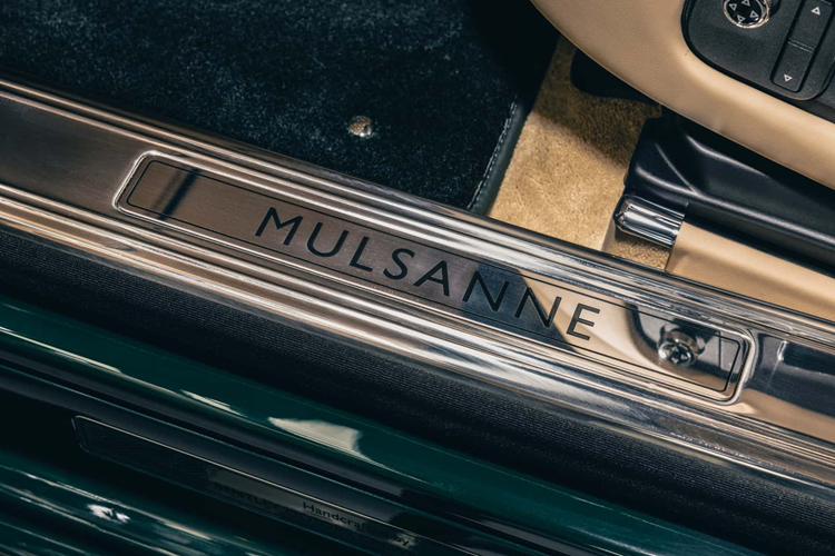 Chiếc Bentley Mulliner hoàng gia sở hữu lớp sơn ngoại thất màu xanh Barnato đơn sắc, kết hợp với nội thất bọc da Twine và Cumbrian. Sự sang trọng và tinh tế lan toả từ tấm gỗ Burr Walnut và thảm lông cừu, tạo ra một bầu không khí phù hợp với hoàng gia.