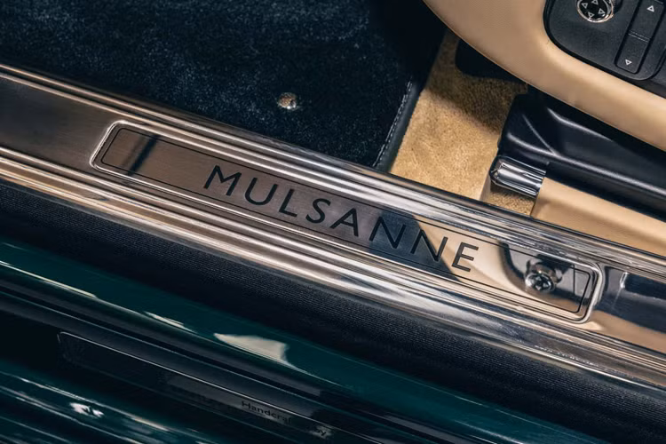 Chiếc Bentley Mulliner hoàng gia sở hữu lớp sơn ngoại thất màu xanh Barnato đơn sắc, kết hợp với nội thất bọc da Twine và Cumbrian. Sự sang trọng và tinh tế lan toả từ tấm gỗ Burr Walnut và thảm lông cừu, tạo ra một bầu không khí phù hợp với hoàng gia.