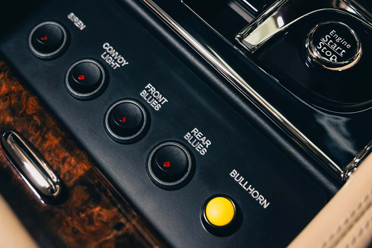 Ngoài ra còn có rèm riêng tư ở hàng ghế sau, huy hiệu hoàng gia của Vương quốc Anh chạm khắc trên các thanh cửa, và bệ tỳ tay hàng ghế trước được gỡ bỏ, nhường chỗ cho khay rộng nhằm đặt túi xách của Nữ hoàng – thể hiện rõ sự cá nhân hoá một cách tinh tế.