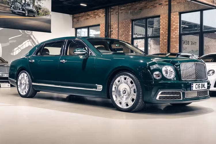 Trong những biên niên sử lừng lẫy của lịch sử ôtô, Bentley Mulsanne siêu sang mãi mãi là minh chứng cho sự sang trọng, sự khéo léo và vương giả. Mulsanne ra mắt lần đầu tiên vào năm 1980 và được giới thiệu bản nâng cấp vào năm 2009 tại Pebble Beach Concours d’Elegance.