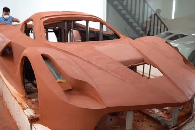 Từ đèn pha, nắp capo, các đường cong gợi cảm bên hông cho đến cách tạo dàn đầu xe và đuôi xe hay bộ mâm và quan trọng trên hết vẫn là bộ cửa cánh bướm rất nổi tiếng của Ferrari LaFerrari đã được nhóm bạn trẻ mê chế tạo xe ở Quảng Ninh thực hiện rất chi tiết, giống thật với sản phẩm có giá triệu đô la.