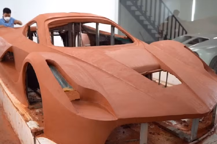 Từ đèn pha, nắp capo, các đường cong gợi cảm bên hông cho đến cách tạo dàn đầu xe và đuôi xe hay bộ mâm và quan trọng trên hết vẫn là bộ cửa cánh bướm rất nổi tiếng của Ferrari LaFerrari đã được nhóm bạn trẻ mê chế tạo xe ở Quảng Ninh thực hiện rất chi tiết, giống thật với sản phẩm có giá triệu đô la.