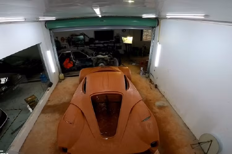 Không quá lời khi cho rằng nếu có đại gia nào đó yêu thích siêu phẩm Ferrari LaFerrari nhưng chưa đủ duyên sở hữu có thể đặt hàng nhóm này chế tạo để trưng bày, nếu như không có yêu cầu quá khắt khe về độ chính xác 100% như hàng thật hay động cơ phải gầm rú như trái tim V12 của Ferrari LaFerrari.