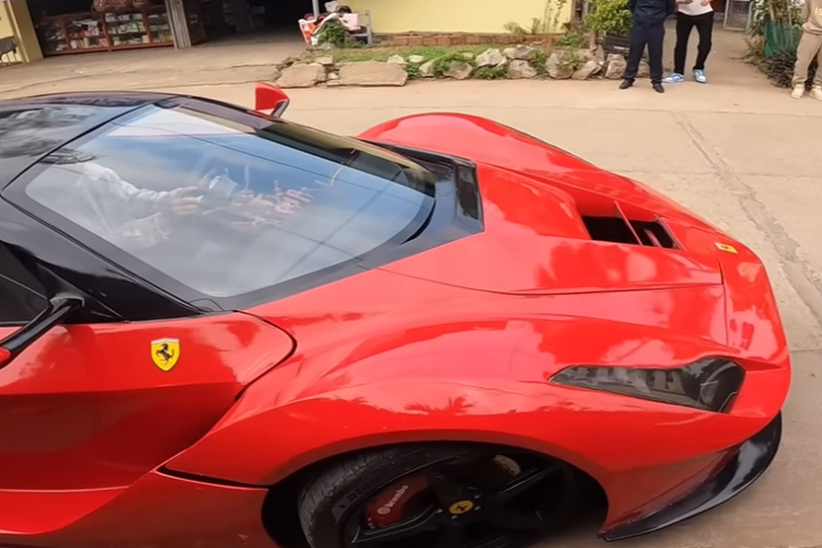 Trước khi nhóm Nhết TV cho ra lò sản phẩm chế tạo Ferrari LaFerrari, đã có không ít đơn vị trong nước cũng như các đại gia tuyên bố sẽ mang siêu phẩm chỉ sản xuất 500 chiếc về Việt Nam nhưng có lẽ vì xe quá đắt tại nước ngoài và đến nay hết cơ hội để nhập nguyên chiếc về theo luật xe cũ, Ferrari LaFerrari vẫn chưa thể hiện diện ở dải đất hình chữ S.