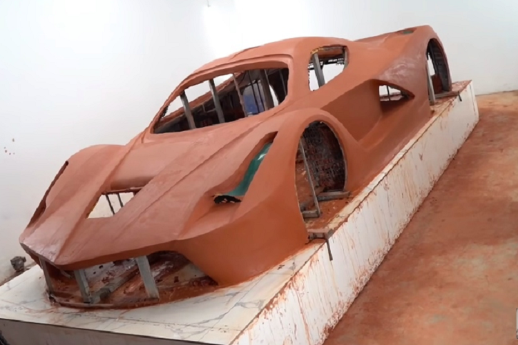 Ferrari LaFerrari chỉ được sản xuất giới hạn 500 chiếc trên toàn thế giới và đây là sản phẩm chế đầu tiên được các bạn trẻ ở Việt Nam thực hiện hoàn chỉnh phần ngoại thất. Không ít người còn nhầm đây là 1 chiếc Ferrari LaFerrari hàng "xịn" từ hãng xe Maranello.