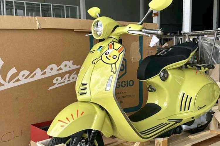 Mức giá xe Vespa 946 10 Anniversario nhập khẩu tư nhân rao bán này cao hơn chính hãng đến 200 triệu đồng. Trước đó, lô xe Vespa 946 10 Anniversario chính hãng chỉ được chào bán khoảng 420 triệu đồng. 
