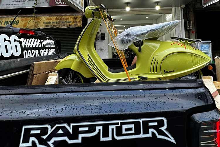 Ngoài các điểm mới nêu trên, mẫu xe ga Vespa 946 10 Anniversario phiên bản đặc biệt có giá bán đắt ngang ôtô như Mazda3 hay Kia Sonet… hoàn toàn có thông số kỹ thuật không đổi so với mọi bản 946 trước đây.