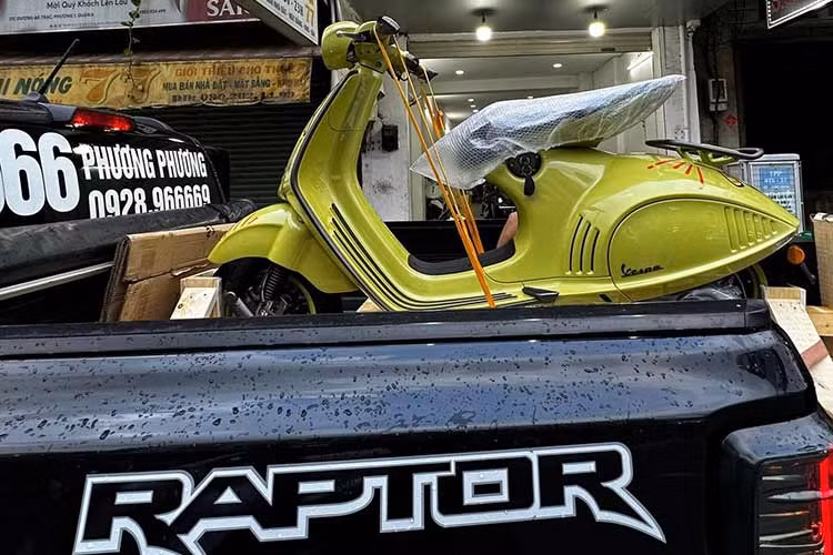 Ngoài các điểm mới nêu trên, mẫu xe ga Vespa 946 10 Anniversario phiên bản đặc biệt có giá bán đắt ngang ôtô như Mazda3 hay Kia Sonet… hoàn toàn có thông số kỹ thuật không đổi so với mọi bản 946 trước đây.