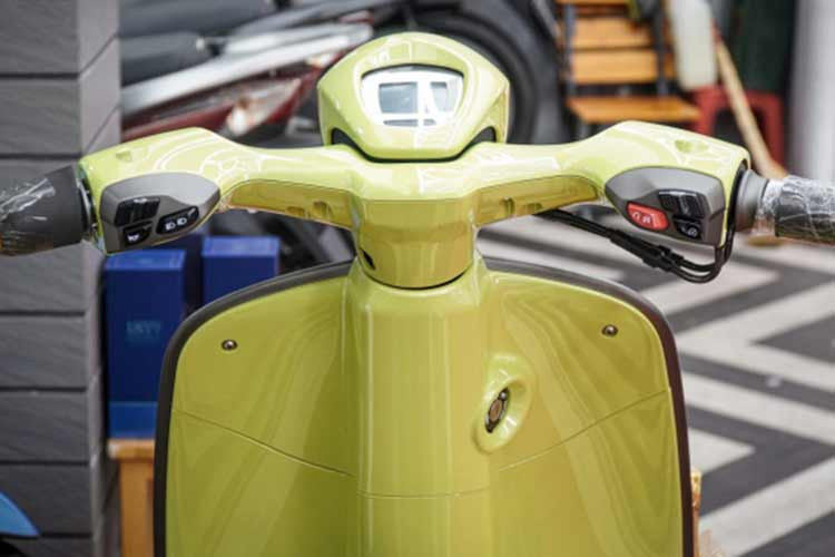 Chiếc 946 10 Anniversario 2023 trong bài viết này sở hữu màu xanh lục cổ điển, kèm hình họa con thỏ cách điệu tạo điểm nhấn. Hình ảnh con thỏ tượng trưng cho năm Quý Mão (theo một số quốc gia như Trung Quốc, Nhật Bản, Hàn Quốc, Malaysia thì 2023 là năm con thỏ).