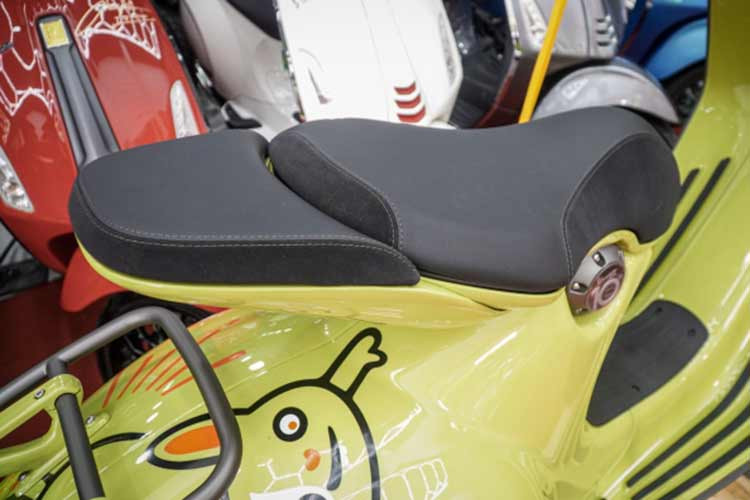 Chiếc Vespa 946 bản đặc biệt vẫn sử dụng chi tiết bằng nhôm ở tay lái, giá đỡ yên, tấm ốp hai bên, chắn bùn trước, chân gương.