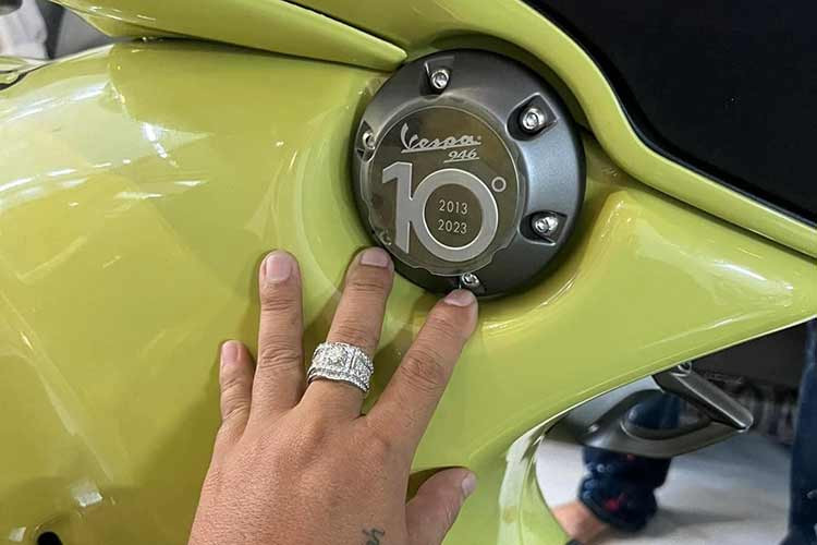 Vespa 946 10 Anniversario có thiết kế yên ngồi đơn và thân xe liền khối bằng thép. Phần tay nắm và yên xe được bọc da màu đen kết hợp với chỉ khâu tay đặc trưng cùng màu.