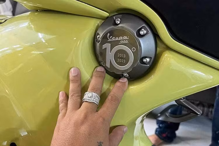 Vespa 946 10 Anniversario có thiết kế yên ngồi đơn và thân xe liền khối bằng thép. Phần tay nắm và yên xe được bọc da màu đen kết hợp với chỉ khâu tay đặc trưng cùng màu.