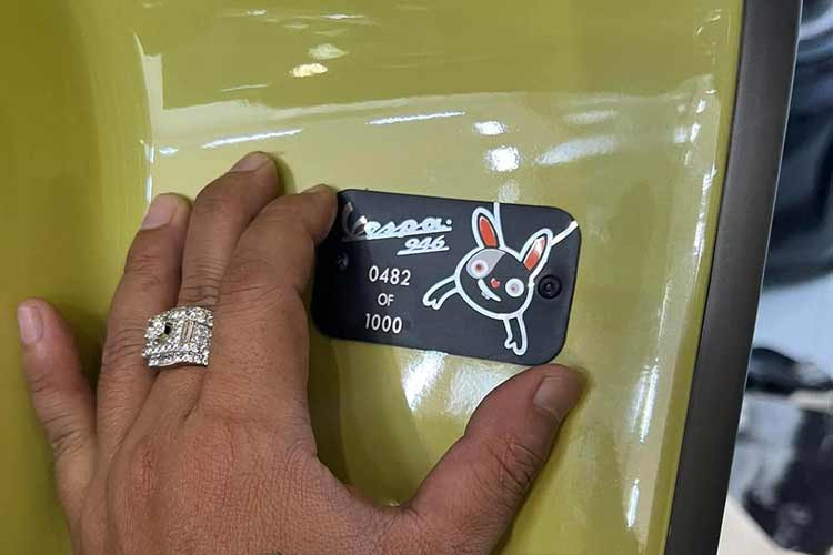 Phiên bản Vespa 946 đặc biệt cho năm 2023 gắn với hình tượng con thỏ này cũng là bản khởi đầu cho một series 12 con giáp của dòng xe tay ga cao cấp của thương hiệu xe máy đình đám nước Ý.