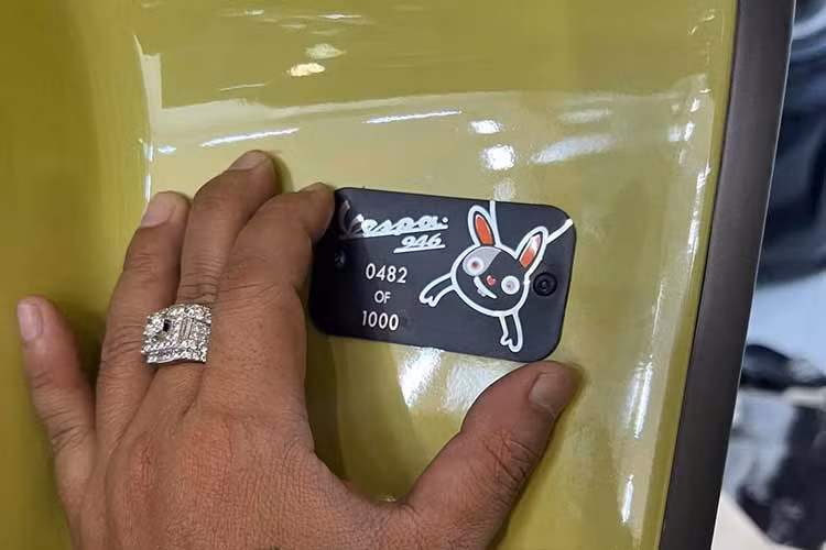 Phiên bản Vespa 946 đặc biệt cho năm 2023 gắn với hình tượng con thỏ này cũng là bản khởi đầu cho một series 12 con giáp của dòng xe tay ga cao cấp của thương hiệu xe máy đình đám nước Ý.