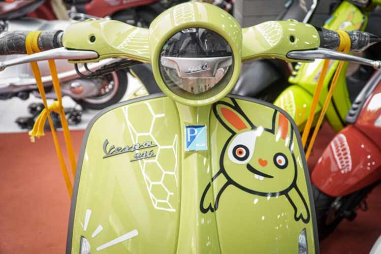 Sở dĩ có mức giá đắt đỏ như vậy là do xe ga Vespa 946 10 Anniversario đặc biệt là sản phẩm kỷ niệm 10 năm của dòng xe tay ga Vespa 946. Xe chỉ được sản xuất giới hạn khoảng 1.000 chiếc trên thế giới và phân phối chủ yếu tại thị trường Trung Quốc.