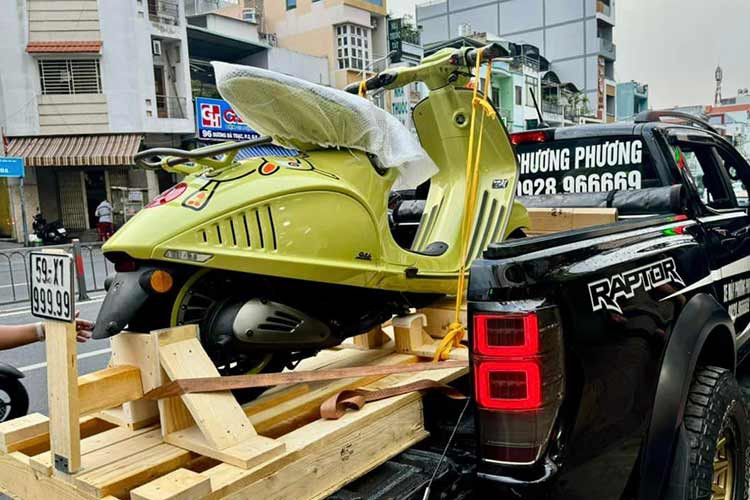 Cặp vành 12 inch đa chấu thiết kế liên tưởng đến phanh tang trống của những chiếc Vespa đời đầu. Xe lắp cặp phanh đĩa chia đều cho mỗi bánh, tích hợp ABS hai kênh, hệ thống kiểm soát lực kéo.