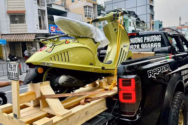 Cặp vành 12 inch đa chấu thiết kế liên tưởng đến phanh tang trống của những chiếc Vespa đời đầu. Xe lắp cặp phanh đĩa chia đều cho mỗi bánh, tích hợp ABS hai kênh, hệ thống kiểm soát lực kéo.