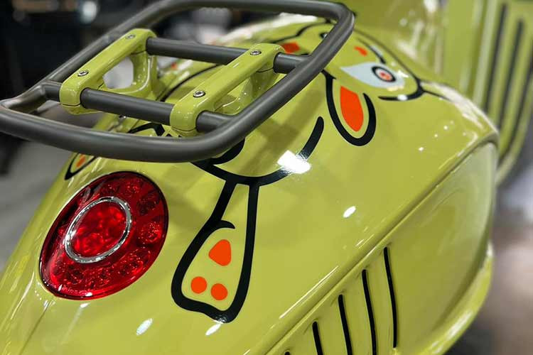 Mẫu Vespa 946 10 Anniversario 2023 được hãng xe Ý trang bị đồng hồ LCD, hệ thống đèn chiếu sáng bằng bóng LED thiết kế sang chảnh. Bình xăng xe lớn 8 lít, yên ngồi cao 790 mm và chiều dài cơ sở 1.340 mm giúp xe vận hành chắc chắn.