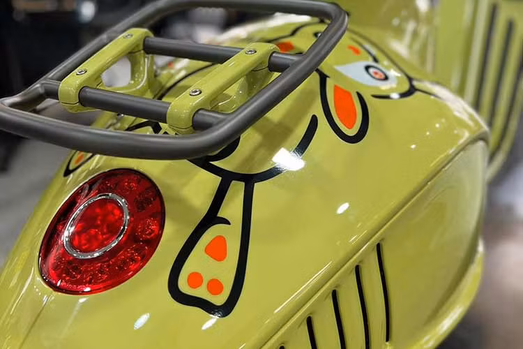 Mẫu Vespa 946 10 Anniversario 2023 được hãng xe Ý trang bị đồng hồ LCD, hệ thống đèn chiếu sáng bằng bóng LED thiết kế sang chảnh. Bình xăng xe lớn 8 lít, yên ngồi cao 790 mm và chiều dài cơ sở 1.340 mm giúp xe vận hành chắc chắn.