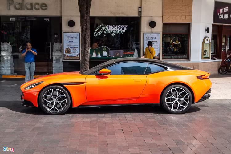 Tại Việt Nam, Aston Martin DB11 phiên bản V8 được phân phối chính hãng với mức giá khởi điểm từ 16,799 tỷ đồng, cùng tầm giá với Maserati MC20 (từ 16 tỷ đồng), McLaren Artura (từ 14,7 tỷ đồng) và McLaren GT (từ 16 tỷ đồng).