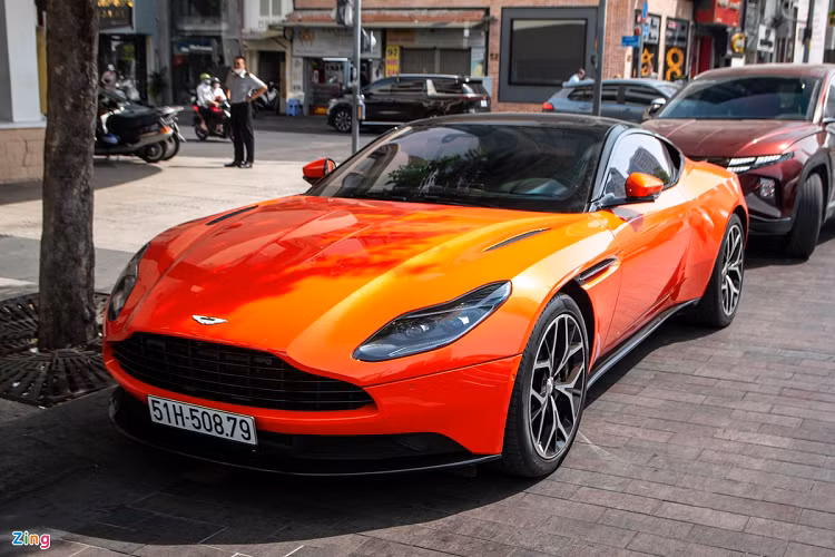 Nắp capo của DB11 được chế tác từ một tấm hợp kim nhôm liền khối và có thể mở ngược so với kết cấu truyền thống, trong khi phần thân gồm nhiều vị trí cắt xẻ, giúp tăng tính khí động học của chiếc xe.